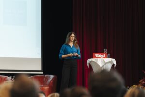 Keynote-Rednerin Anna Scheffold sprach darüber, wie sich die Öffi-Nutzung noch stärker attraktivieren lässt. © Tirol Werbung / Stefan Ringler Photography