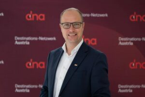 „Der dna Kongress ist viel mehr als eine Fachtagung – er ist ein lebendiger Raum für Vordenker*innen, Möglichmacher*innen und Gestalter*innen des Tourismus von morgen“: Mathias Schattleitner, Präsident des Destinations-Netzwerks Austria. (C) dna/bobdo.com