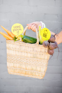 Korb mit Bio-Gemüse © RossHelen iStock Getty Images Plus