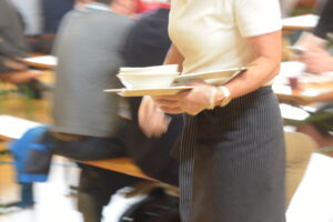 Kellnerin in Eile © Elmar Gubisch iStock Getty Images Plus